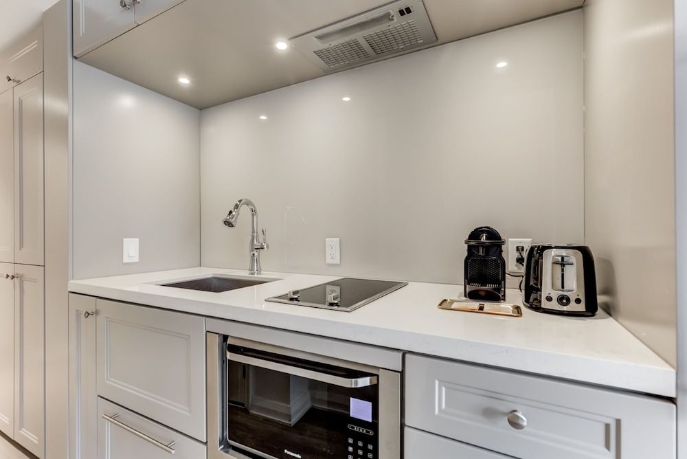 Avalon Suites Yorkville Economy Studio 4