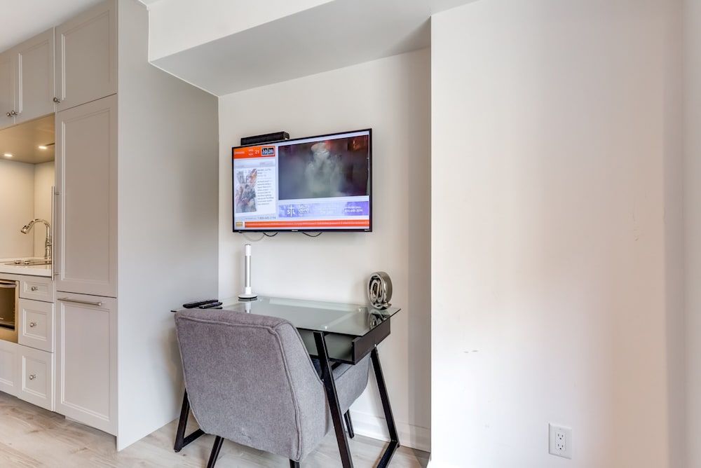 Avalon Suites Yorkville Economy Studio 6