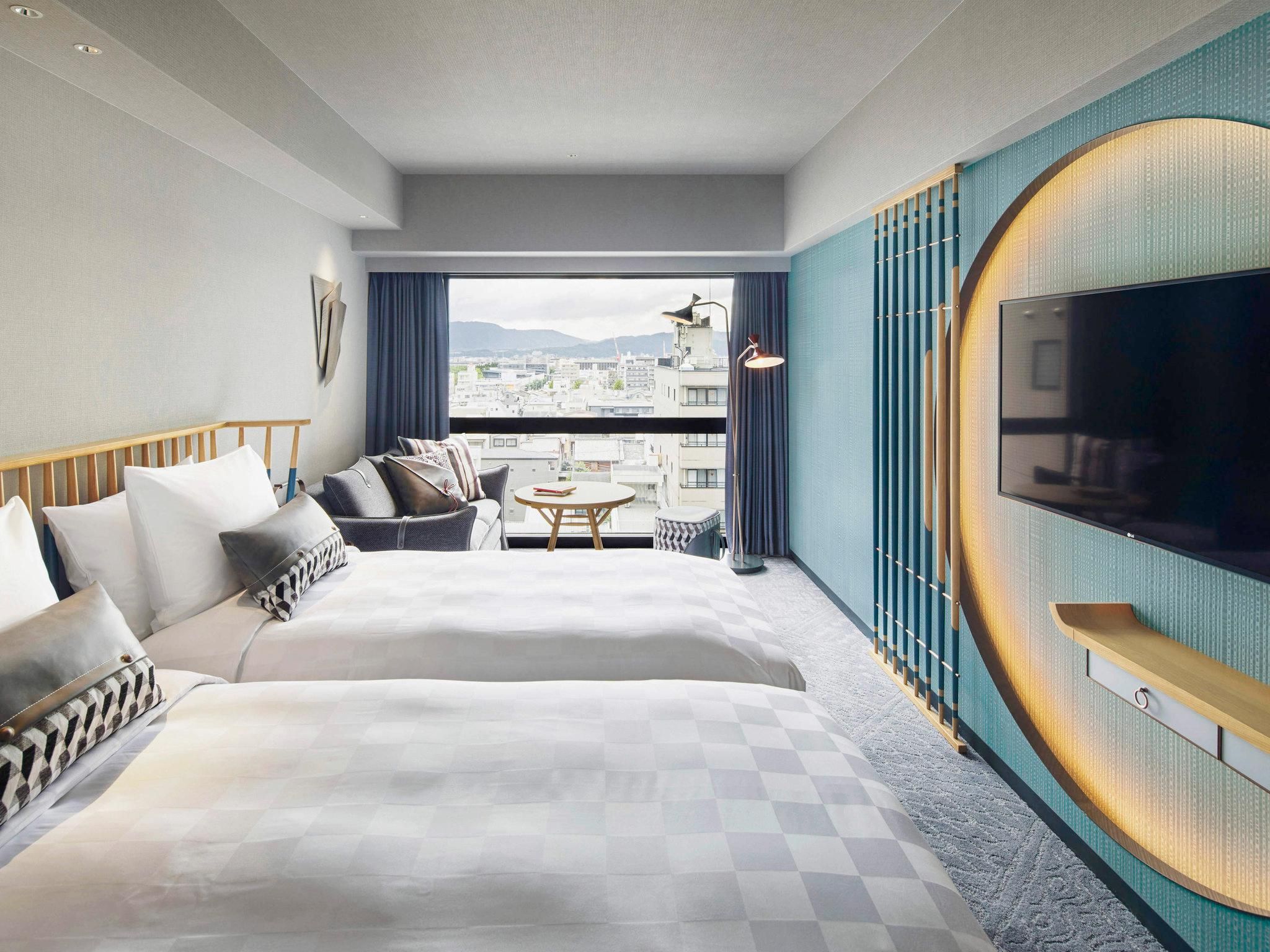 Superior Room with 2 Single beds and 1 Sofa (Bath tub)