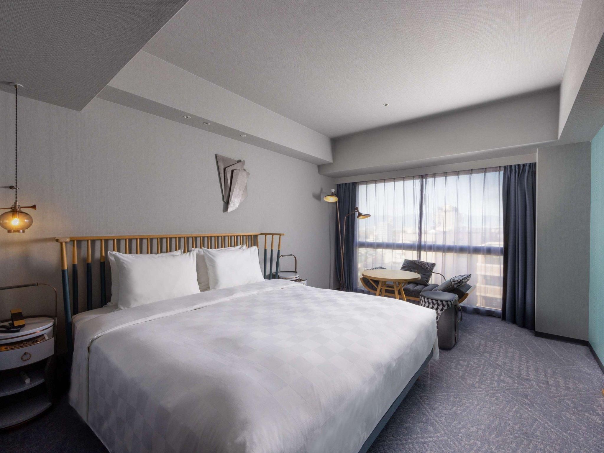 Superior Room With 1 King Bed (Shower Booth)