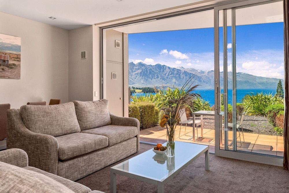 Highview Apartments Apartment, 1 Bedroom, Lake View 8