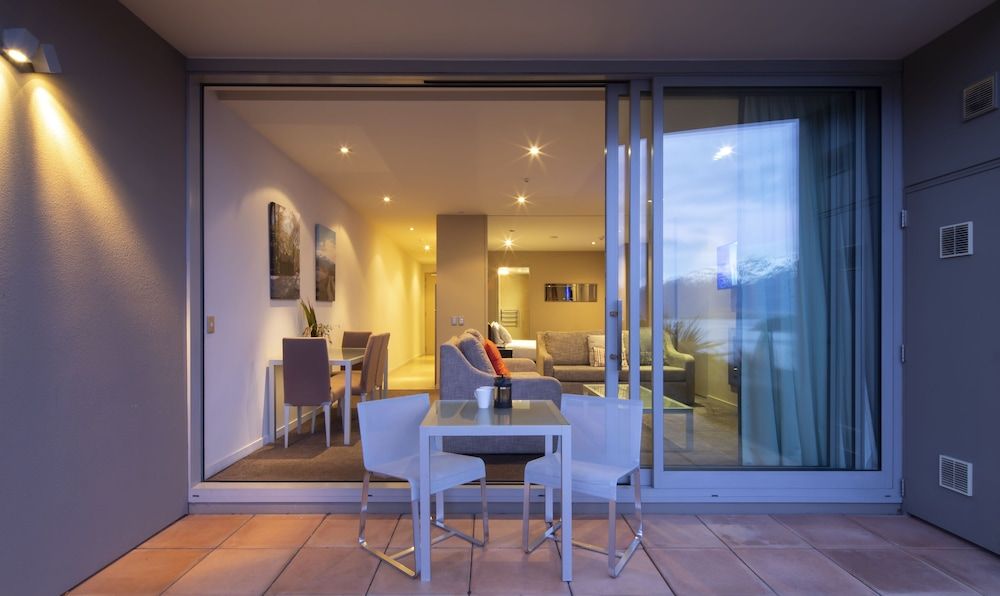 Highview Apartments Apartment, 1 Bedroom, Lake View 3