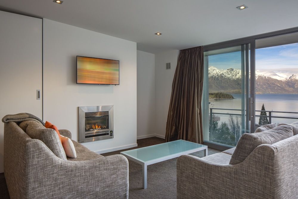 Highview Apartments Apartment, 1 Bedroom, Lake View 9