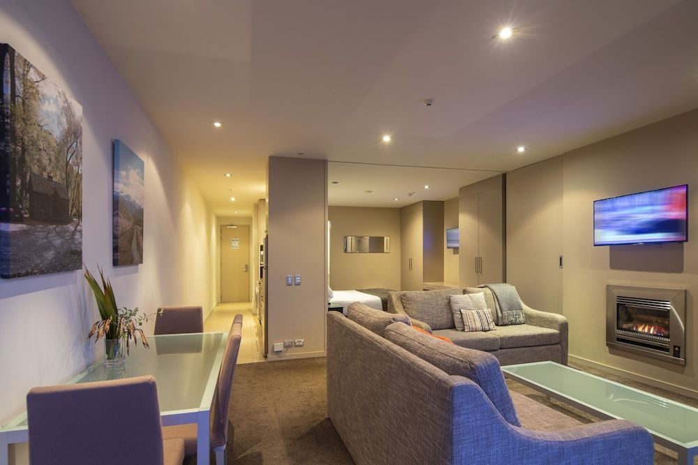 Highview Apartments Apartment, 2 Bedrooms, Lake View 12