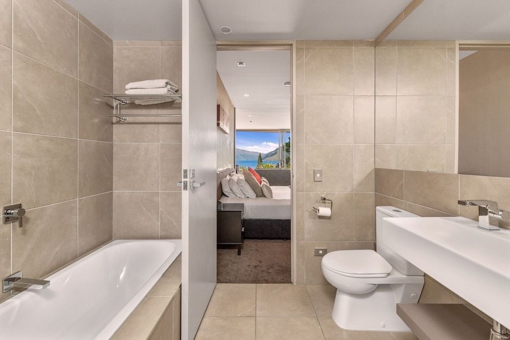 Highview Apartments Apartment, 1 Bedroom, Lake View 5