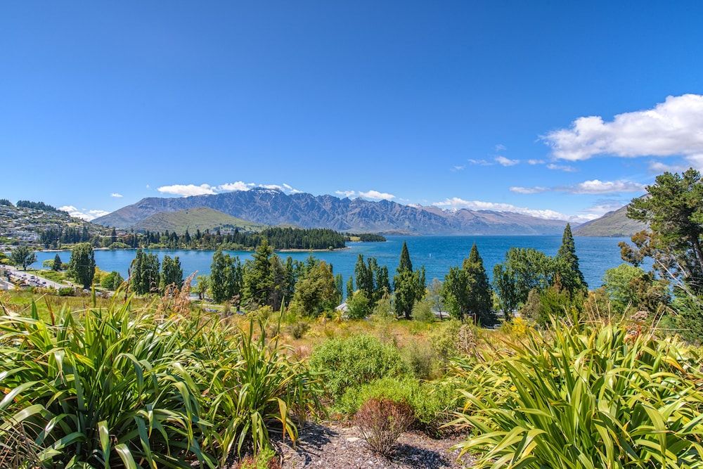 Highview Apartments Apartment, 1 Bedroom, Lake View 4