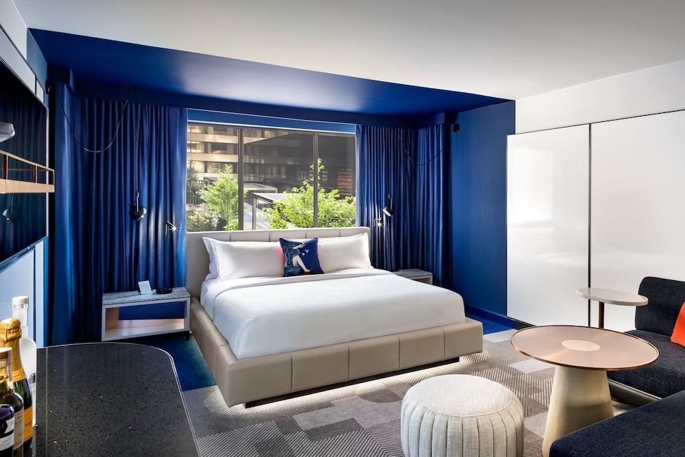 W Toronto Standard Room, 1 King Bed, Non Smoking, Courtyard View 3