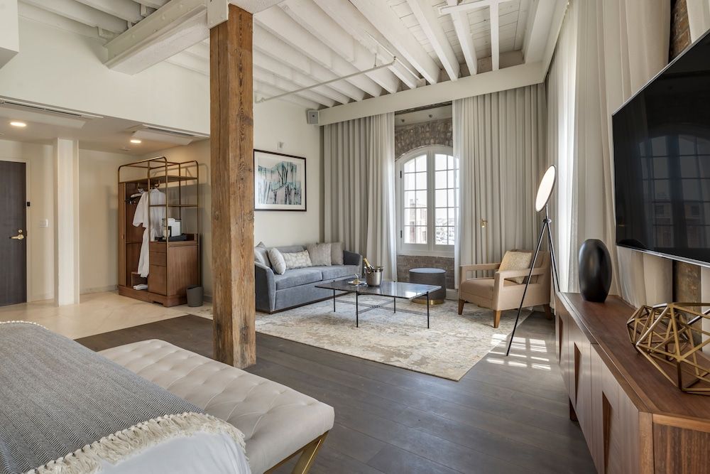 ONE11 Hotel Crescent Suite 8