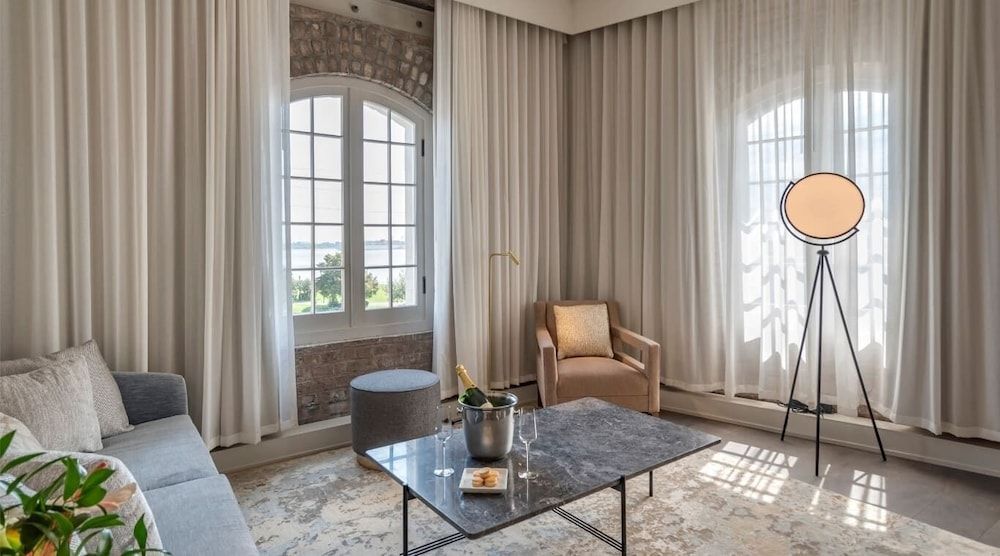 ONE11 Hotel Crescent Suite 13