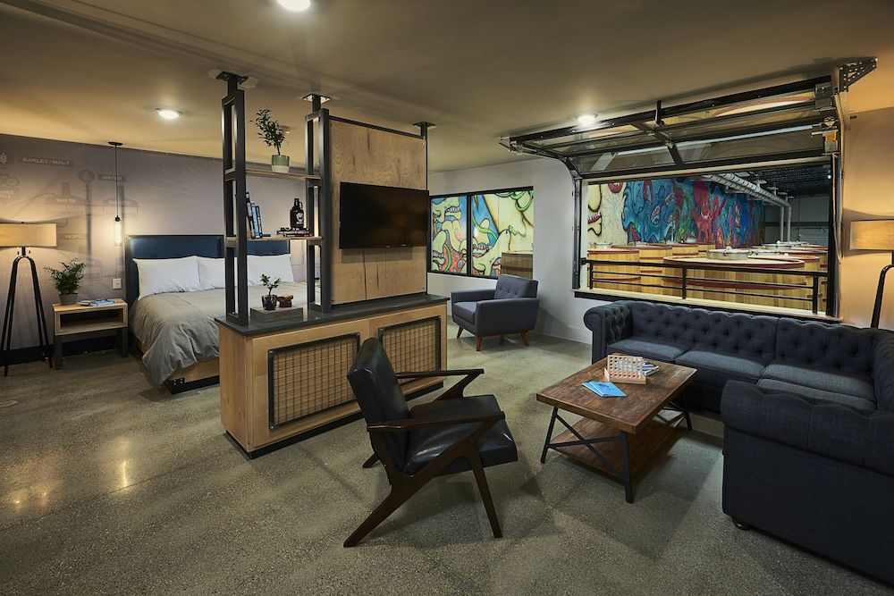 DogHouse Columbus BrewMaster Suite, Non-Dog Friendly 2