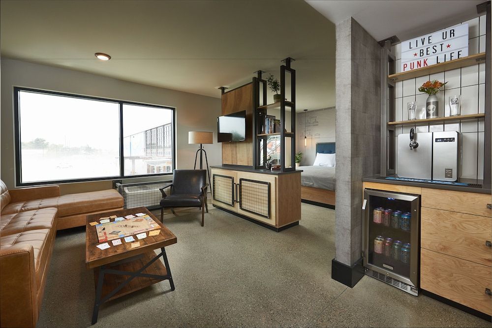 DogHouse Columbus Punk Suite, Non-Dog Friendly 2