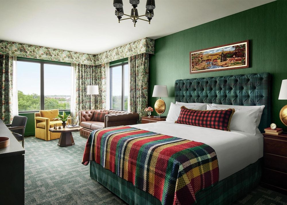 Graduate by Hilton East Lansing Suite, 1 King Bed, Accessible Bathtub 2