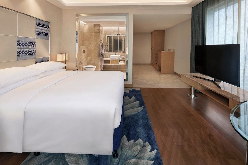 Renaissance Dhaka Gulshan Hotel Deluxe Room, 1 King Bed 4