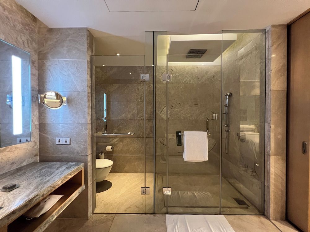 Renaissance Dhaka Gulshan Hotel Deluxe Room, 1 King Bed 9