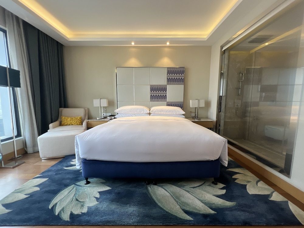 Renaissance Dhaka Gulshan Hotel Deluxe Room, 1 King Bed 5