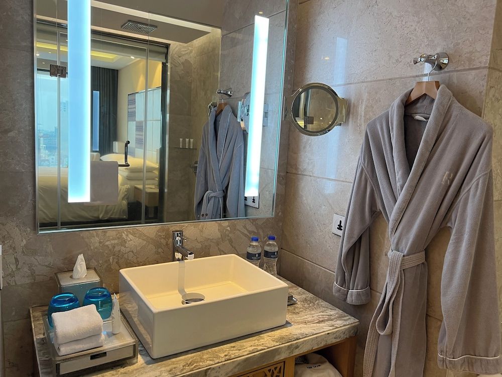 Renaissance Dhaka Gulshan Hotel Deluxe Room, 1 King Bed 8