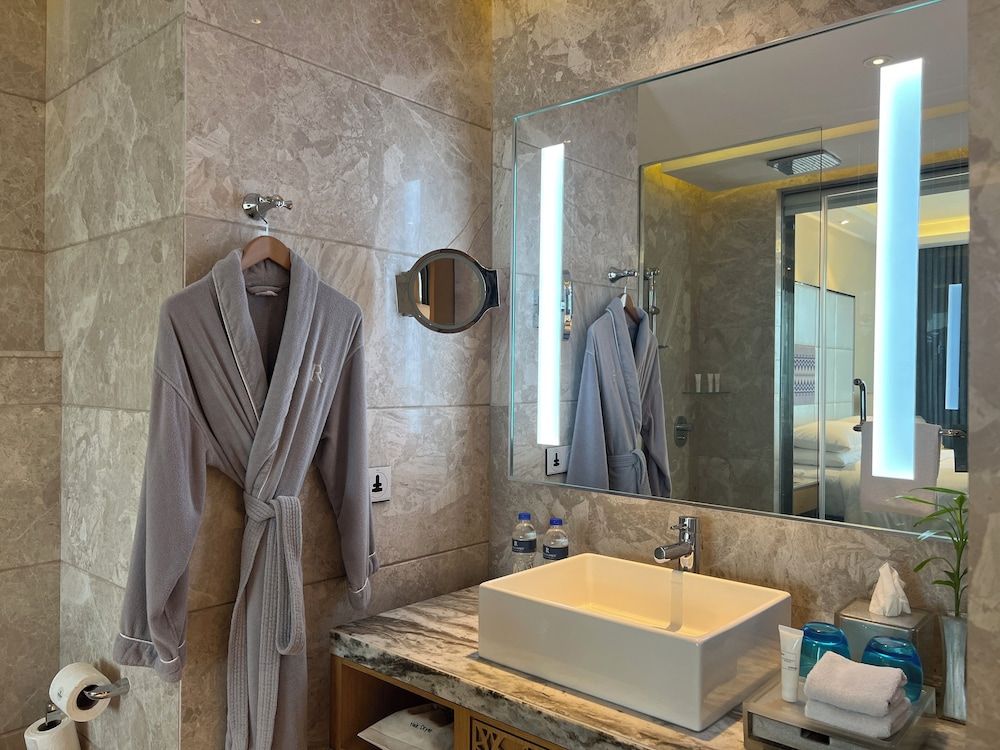 Renaissance Dhaka Gulshan Hotel Deluxe Room, 1 King Bed 8