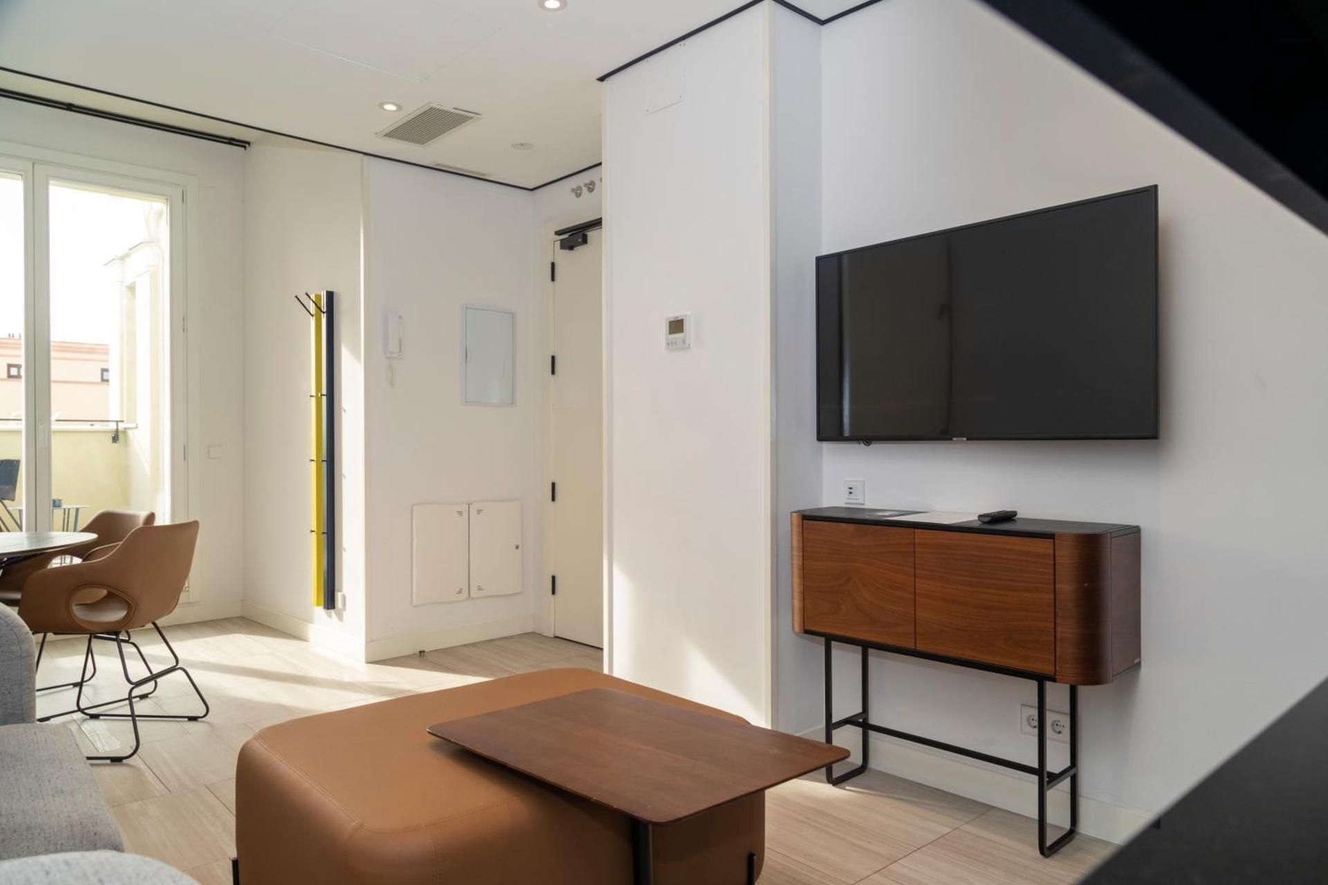 undefined SmartRental Collection Gran Via Centric 7