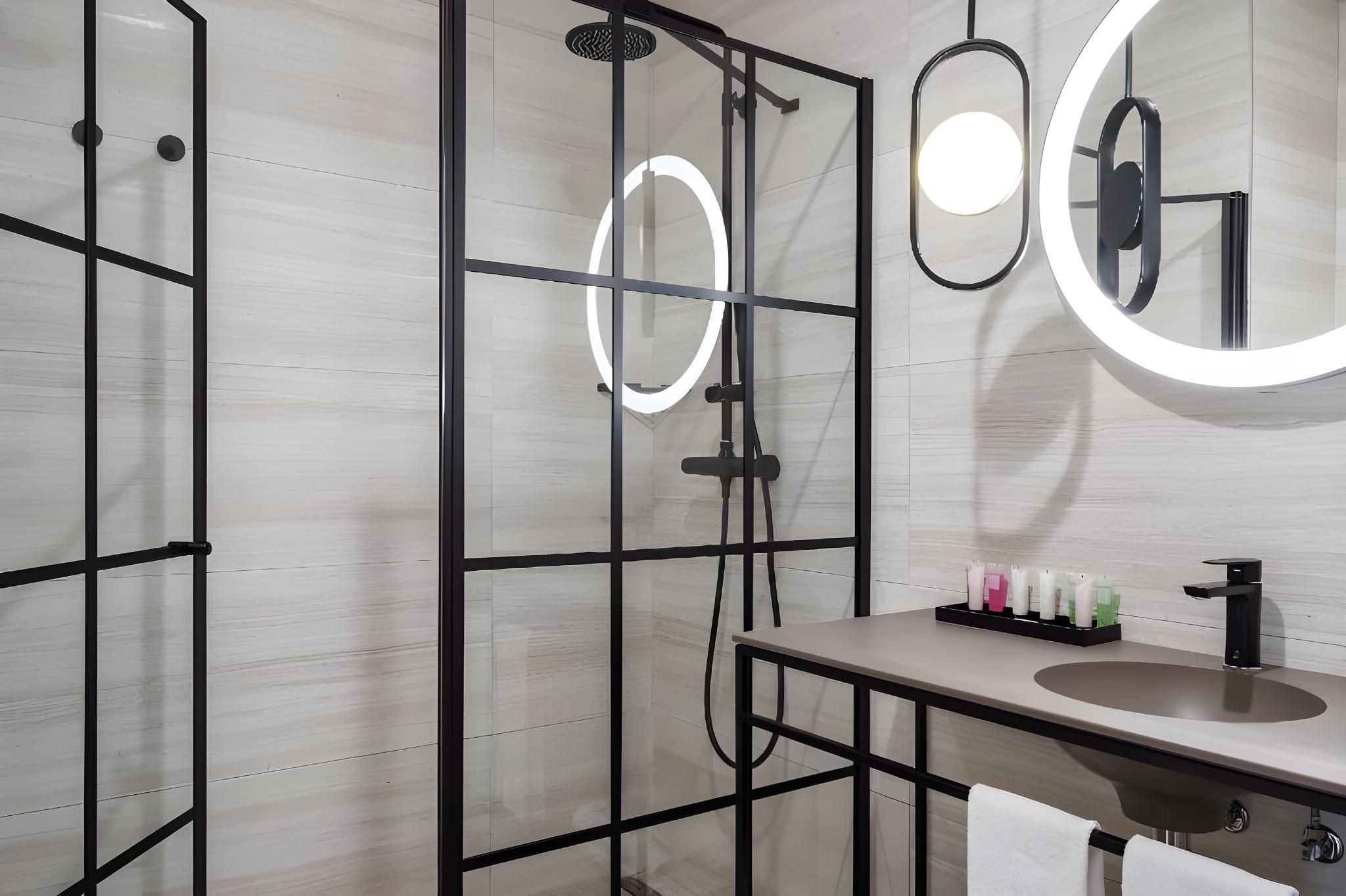 undefined SmartRental Collection Gran Via Centric 5