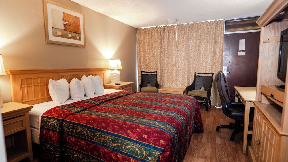 Basic Room, 1 queen bed smoking