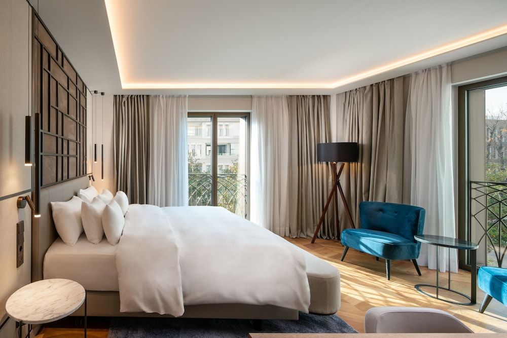 Premium Room, 1 King Bed, Corner (Collection)