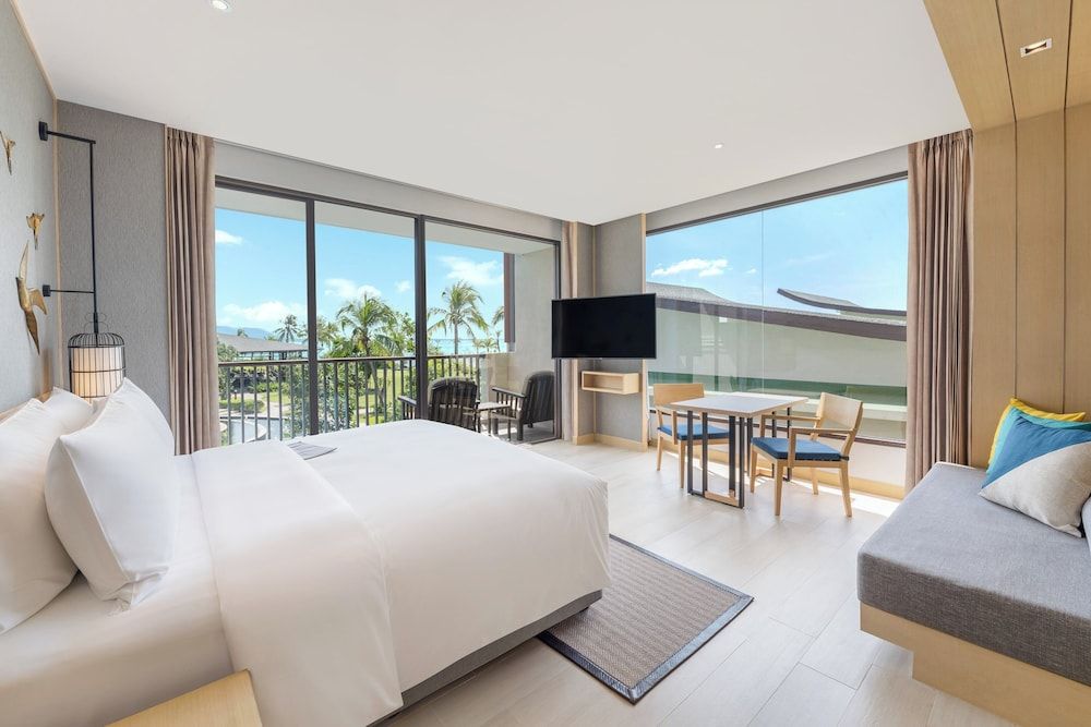 Studio, 1 King Bed, Non Smoking, Pool View