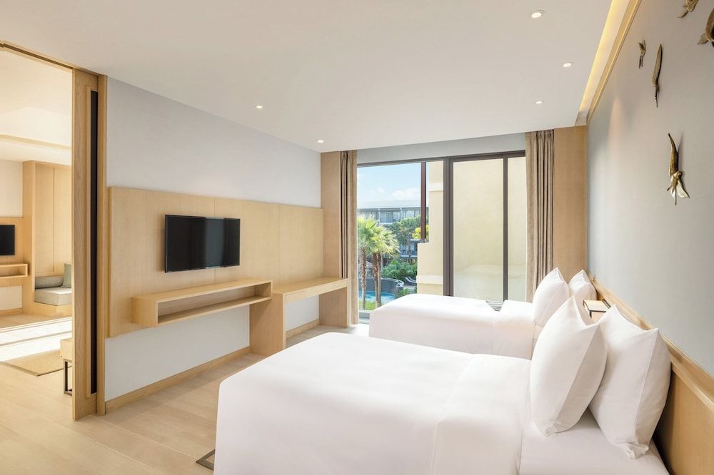 Family Room, 1 King Bed, Non Smoking, Pool View