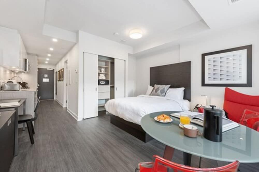 reStays Ottawa Junior Suite 8