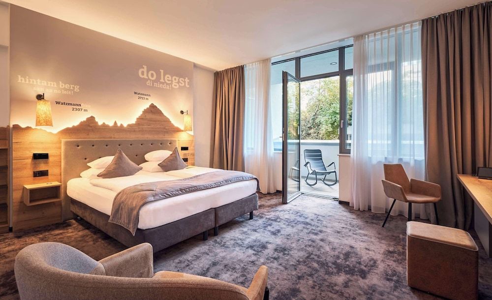 Junior Room, 1 Queen Bed, Balcony (Walk-in Shower)