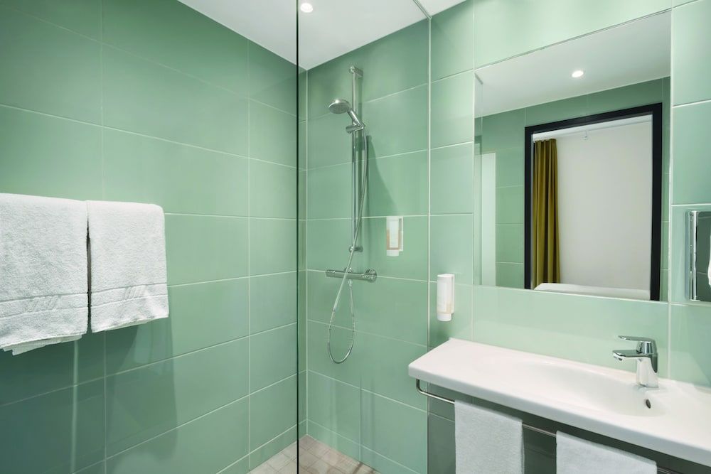 Super 8 by Wyndham Hamburg Mitte Standard Room (Barrier Free) 7