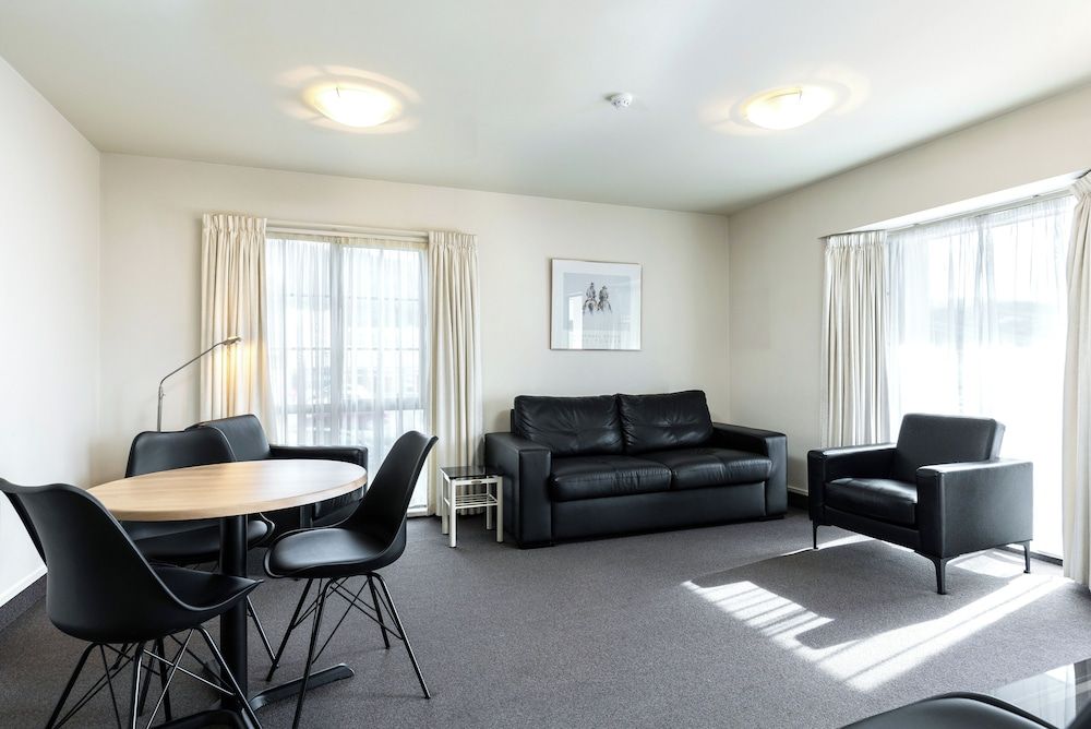 Jasmine Court Motel Luxury Apartment, 2 Queen Beds, Partial Ocean View 6