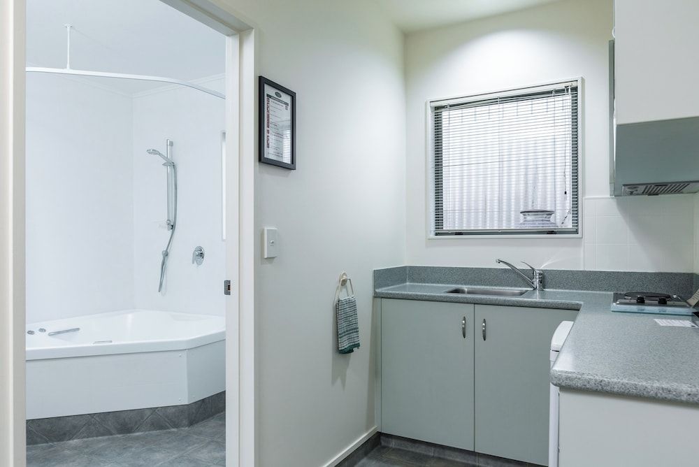 Jasmine Court Motel Luxury Studio, Jetted Tub 4
