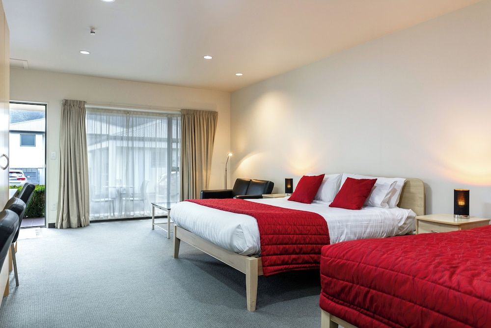 Jasmine Court Motel Luxury Studio, Jetted Tub