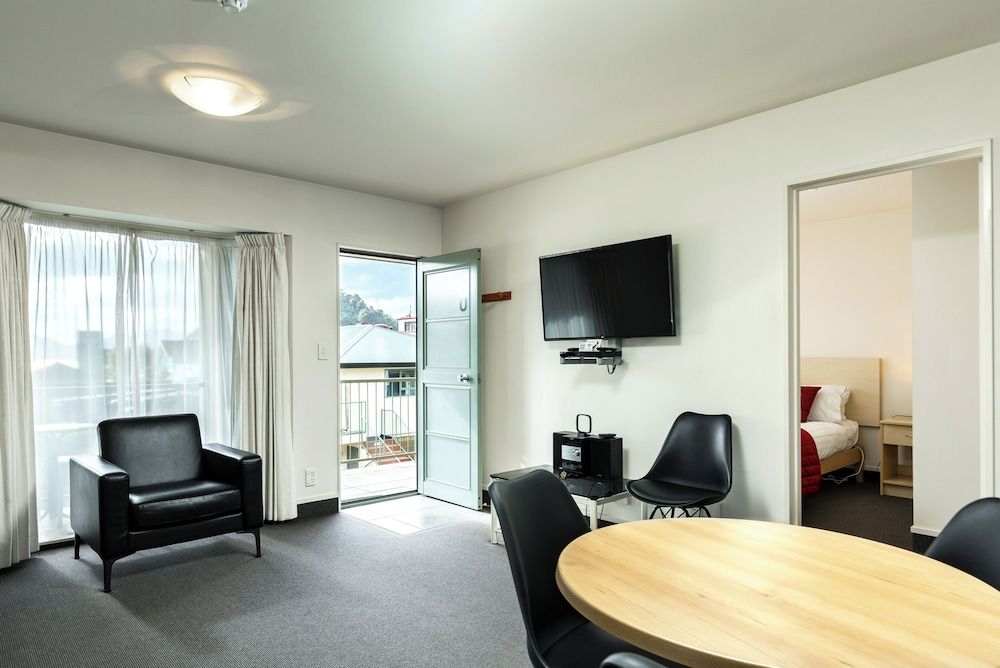 Jasmine Court Motel Luxury Apartment, 2 Queen Beds, Partial Ocean View 8