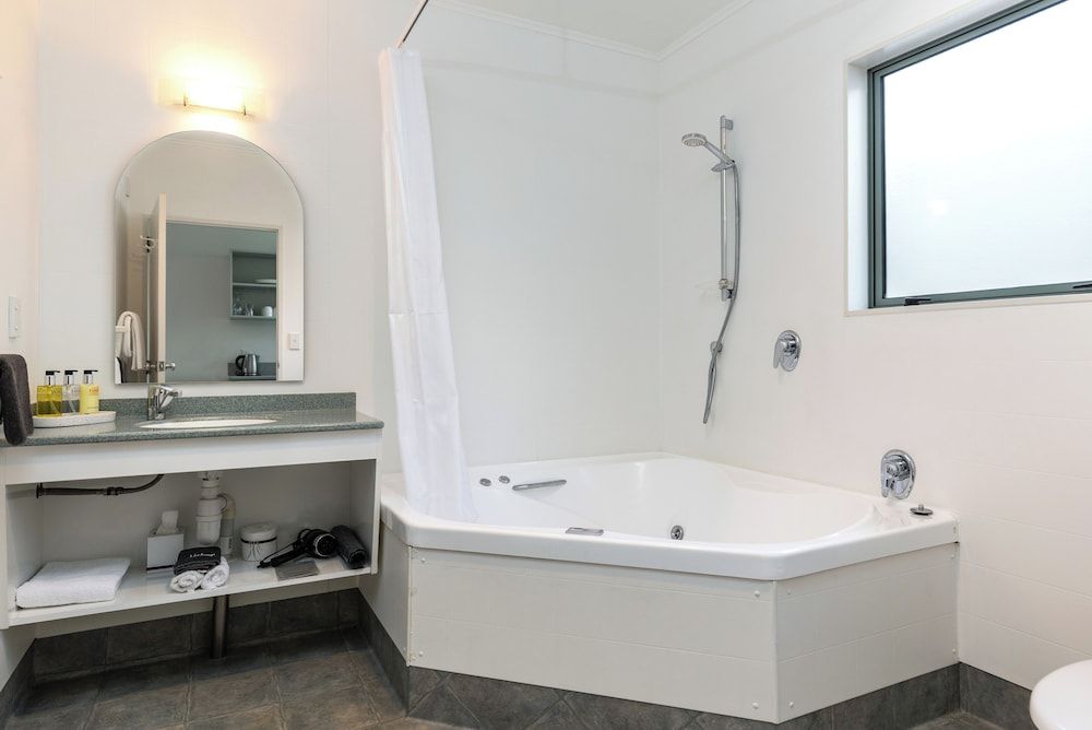 Jasmine Court Motel Luxury Studio, Jetted Tub 5
