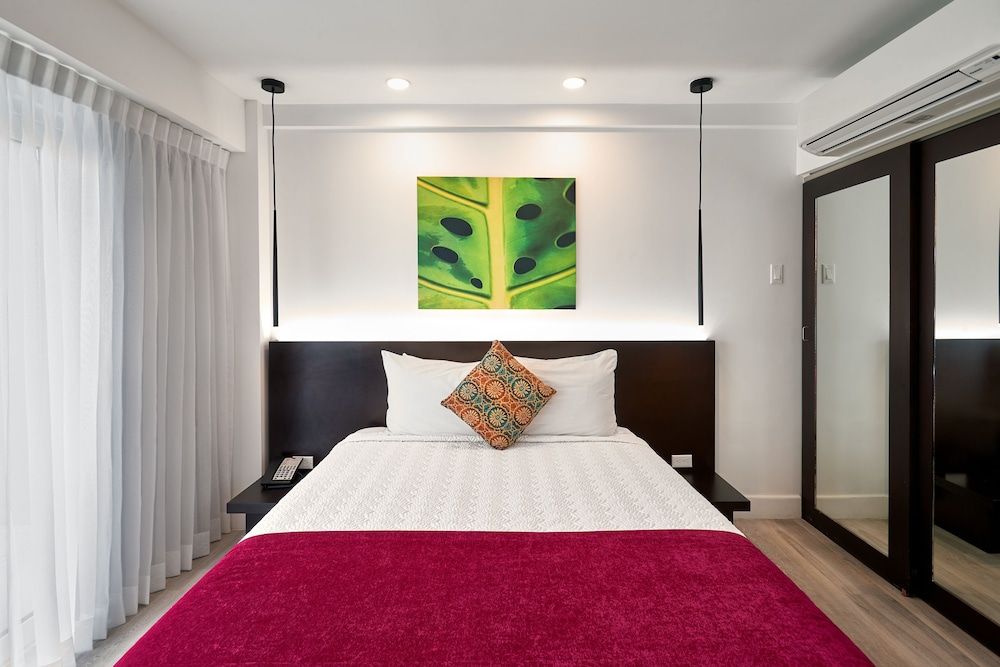 R Hotel Kingston Two Bedroom Penthouse Loft Suite with Balcony and Kitchenette 4