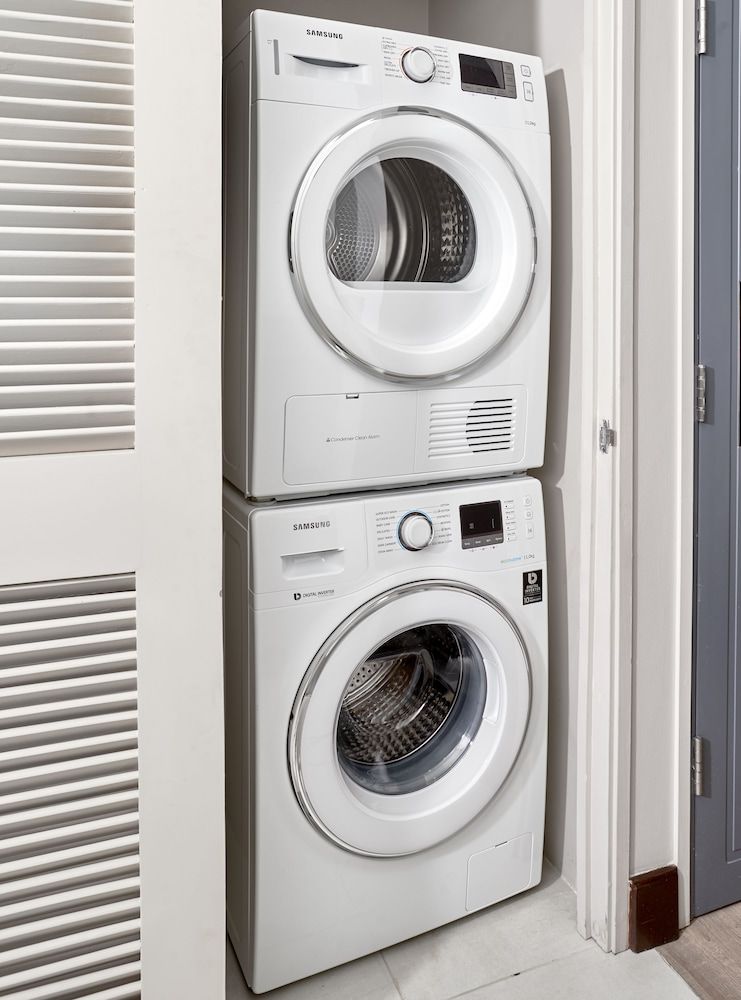 R Hotel Kingston Two Bedroom Penthouse Loft Suite with Balcony and Kitchenette 9