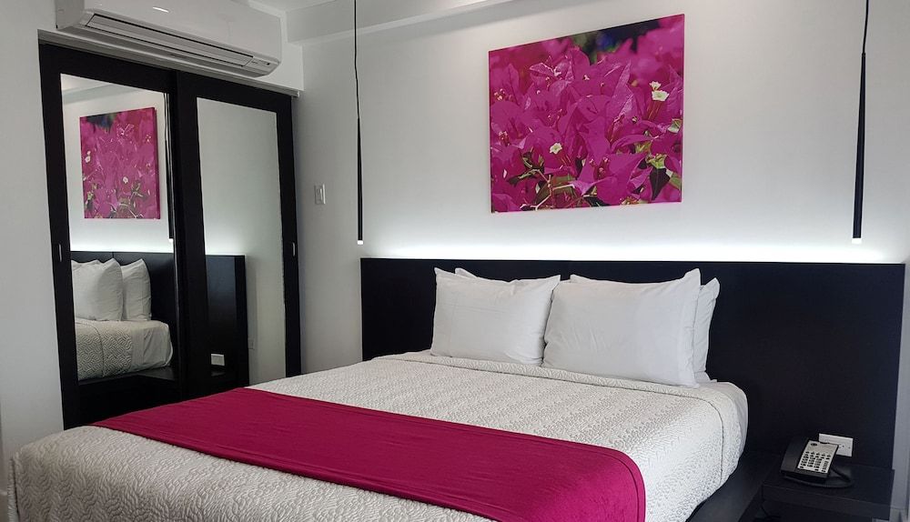 R Hotel Kingston Two Bedroom Penthouse Loft Suite with Balcony and Kitchenette 3