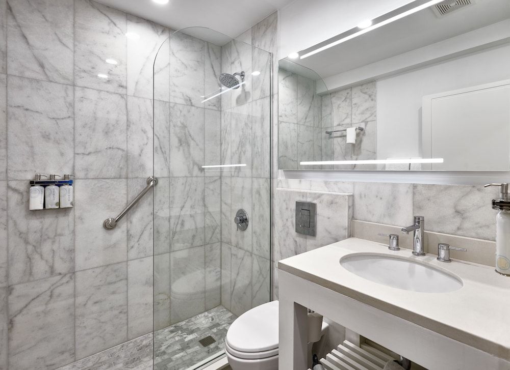 R Hotel Kingston Two Bedroom Penthouse Loft Suite with Balcony and Kitchenette 10