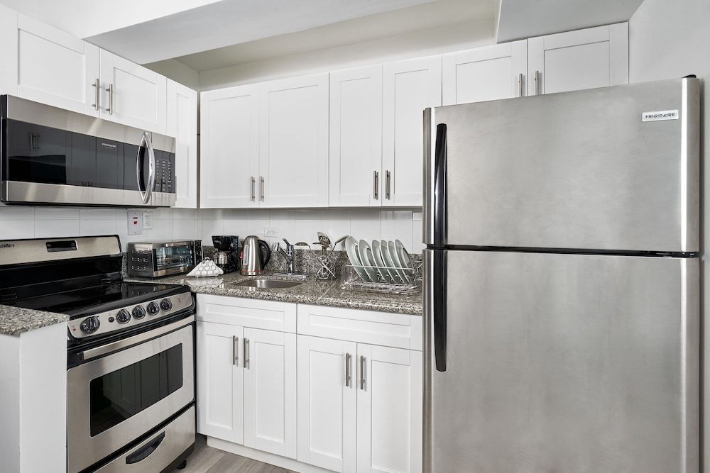 R Hotel Kingston Two Bedroom Penthouse Loft Suite with Balcony and Kitchenette 6