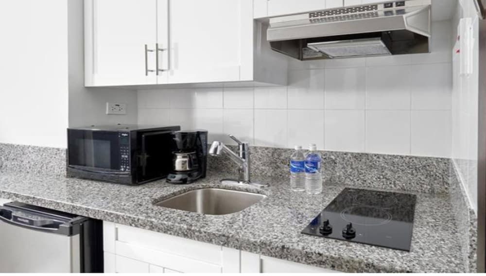 R Hotel Kingston Standard Deluxe Room with Kitchenette 3