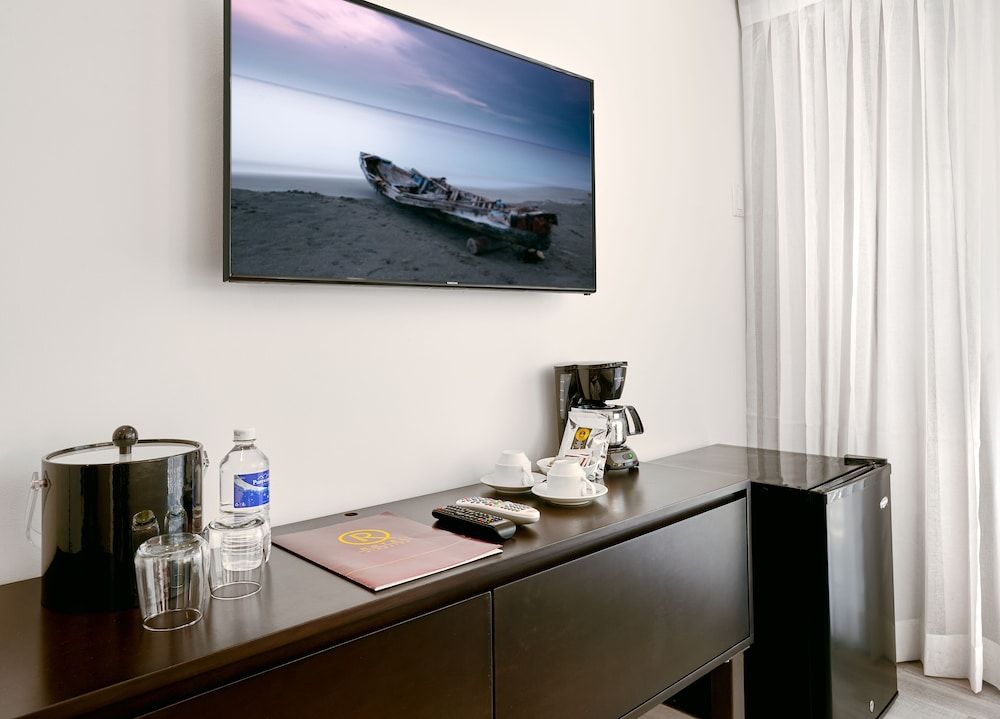 R Hotel Kingston Standard Deluxe Room with Kitchenette 6