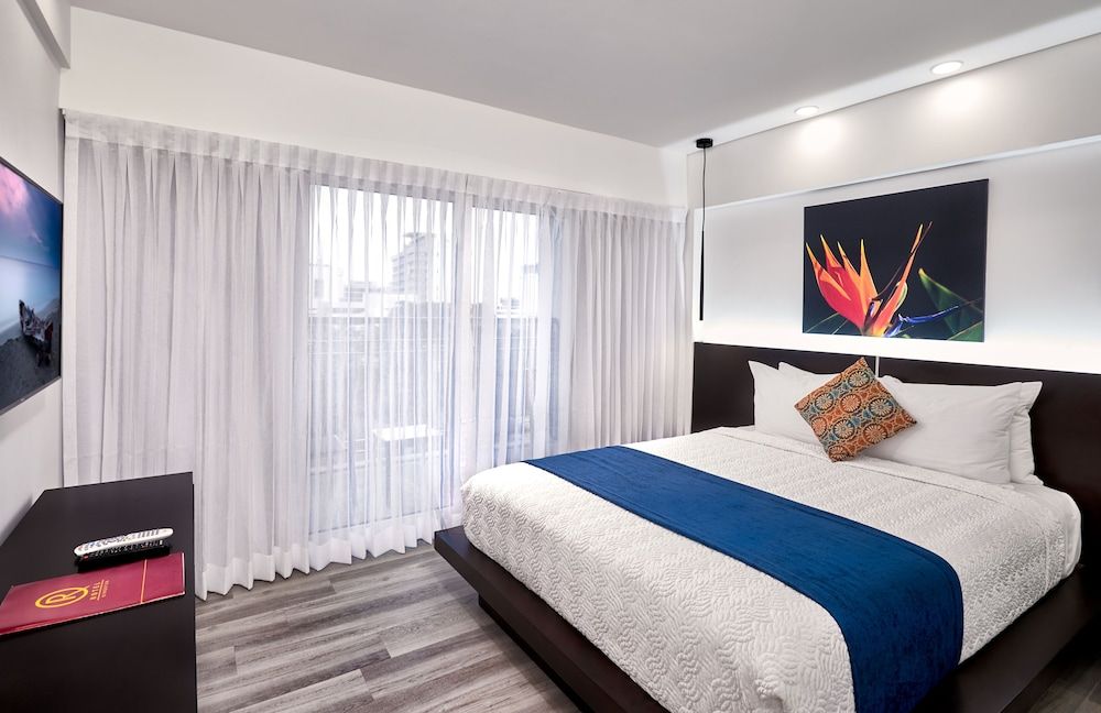 R Hotel Kingston Two Bedroom Penthouse Loft Suite with Balcony and Kitchenette 5