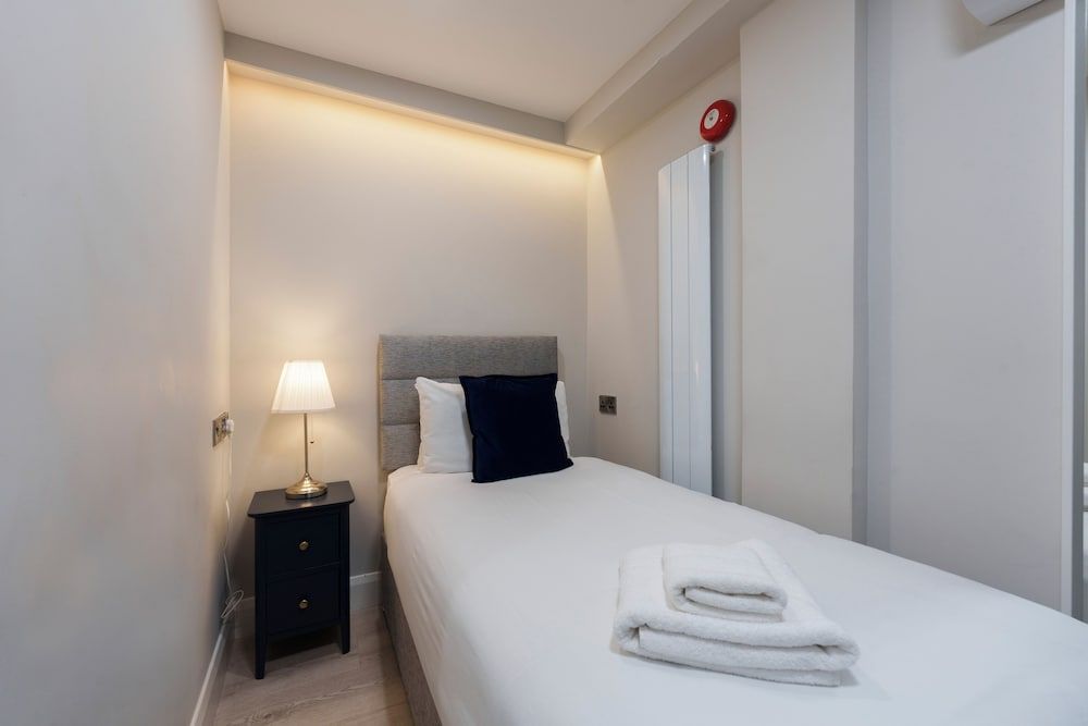 undefined The Temple Bar Lane 3