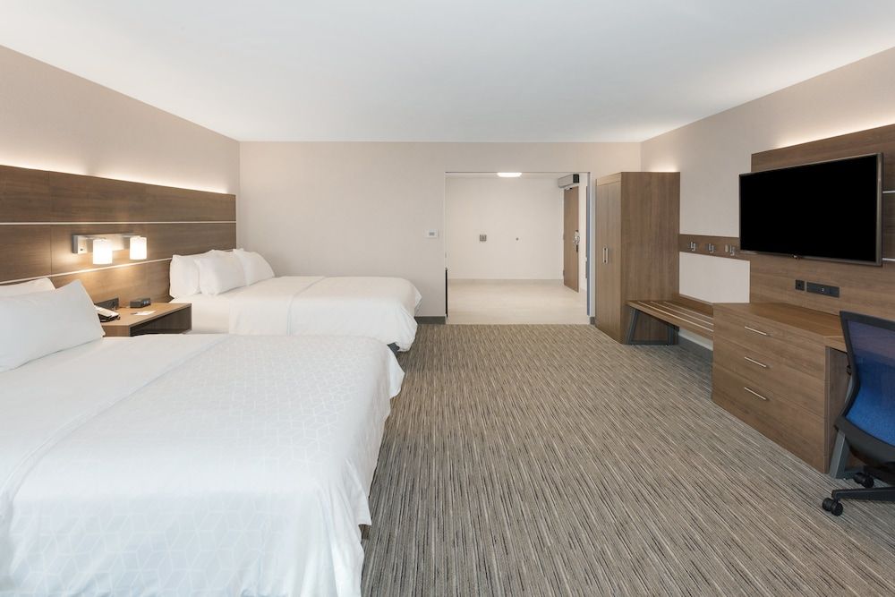 Holiday Inn Express & Suites Downtown Ottawa East by IHG Standard Room, 2 Queen Beds, Accessible 3