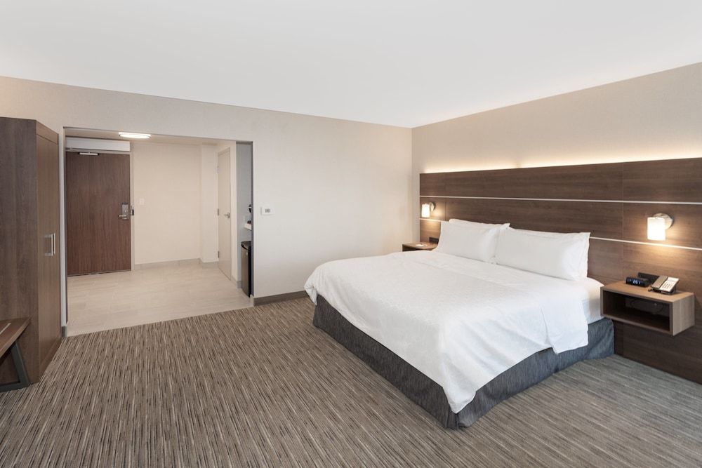 undefined Holiday Inn Express & Suites Downtown Ottawa East by IHG 10