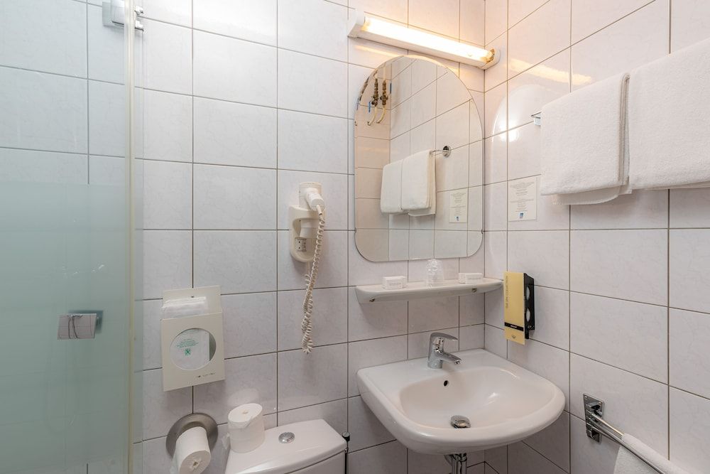 Owl Hotel Basic Room, 2 Twin Beds (Small) 5