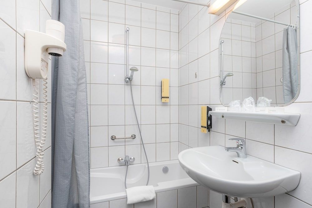 Owl Hotel Basic Room, 2 Twin Beds (Small) 3