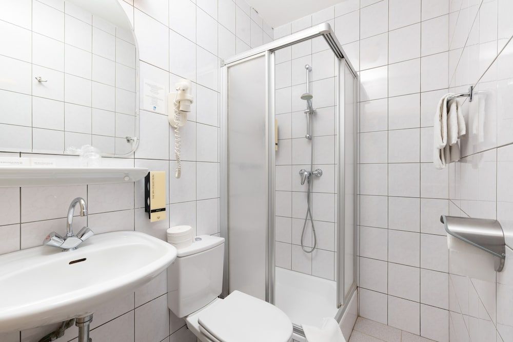 Owl Hotel Basic Room, 2 Twin Beds (Small) 4