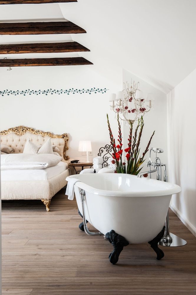 Deep soaking bathtub